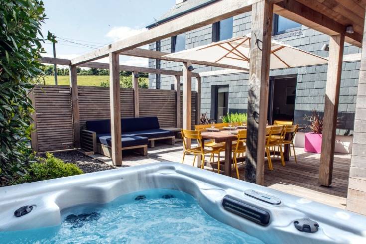 Click here for more about Huccombe Farmhouse