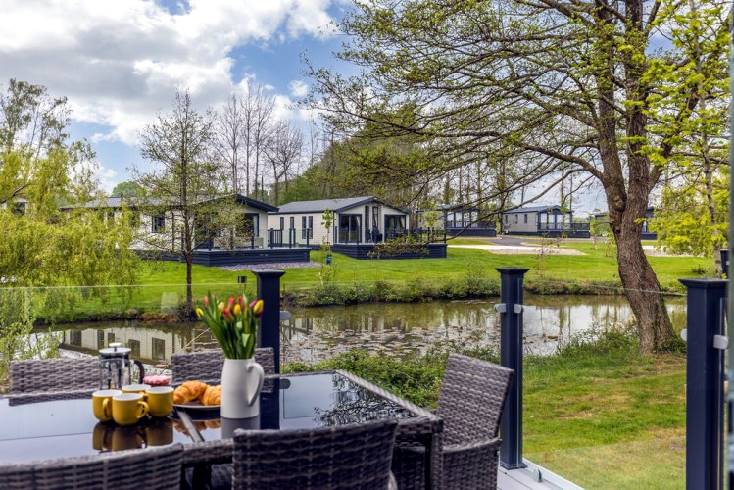 Click here for more about Lakeside Lodge (FL21)