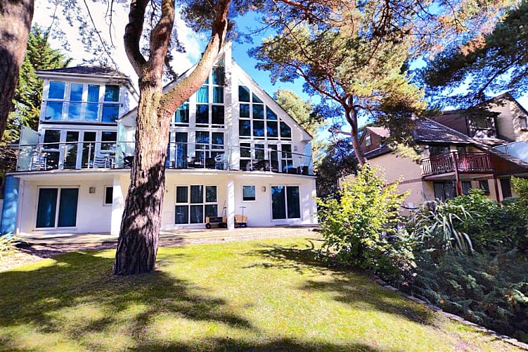 Click here for more about 4 Red Sails