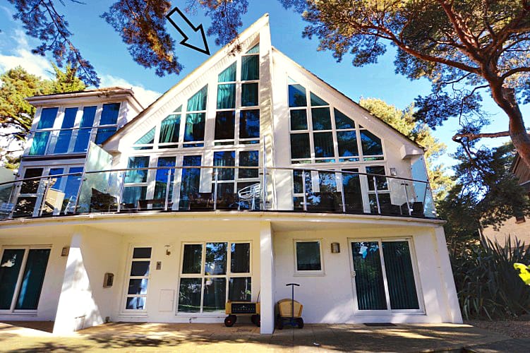 Click here for more about 5 Red Sails