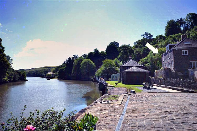 Click here for more about 2 Perchwood Cottage