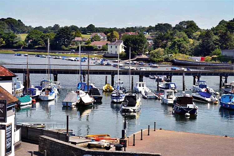 Click here for more about 8 Admirals Court